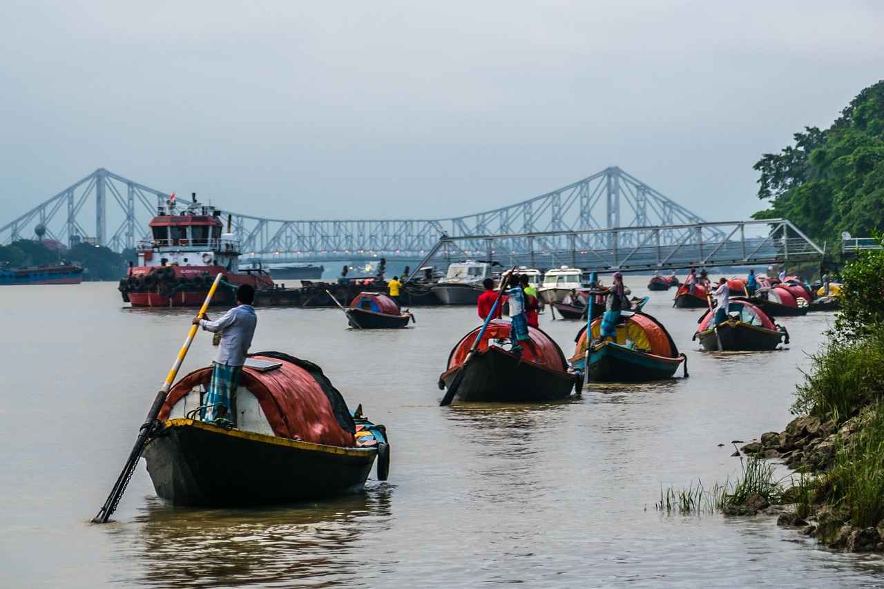 Top 10 Things to Do in Howrah West Bengal: A Traveler’s Guide 6 6. Take a Boat Ride on the Hooghly River